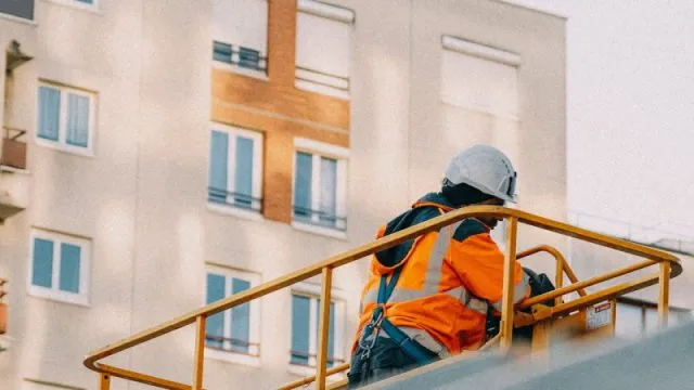 Podnośnik koszowy - wszechstronne narzędzie wysokościowe
