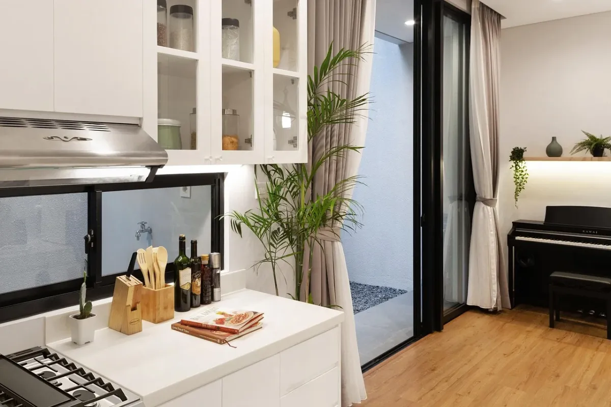 Nowoczesna kuchnia o minimalistycznym designie, prezentująca funkcjonalne i eleganckie rozwiązania aranżacyjne.